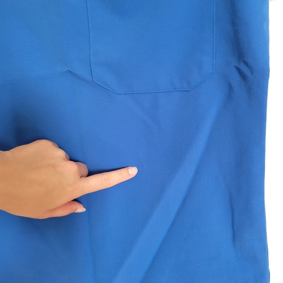 Three FIGS Catarina™ One-Pocket Scrub Top in Capri Blue - Picture 4 of 6